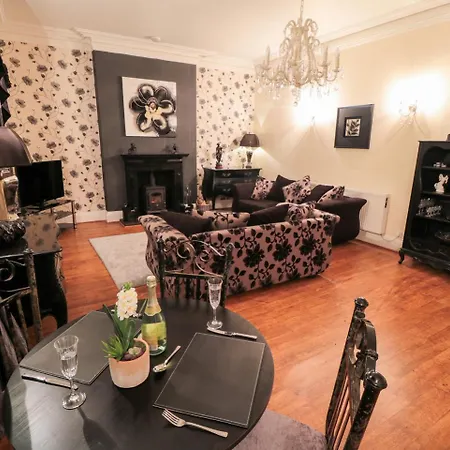 Sneaton Hall 4 *